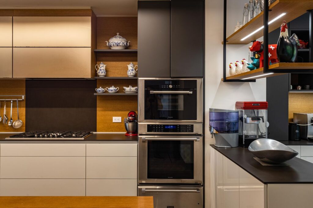 open shelving vs closed cabinets for small apartments