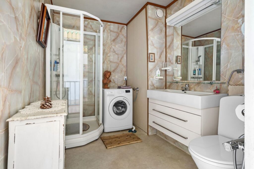 how to organize a small bathroom